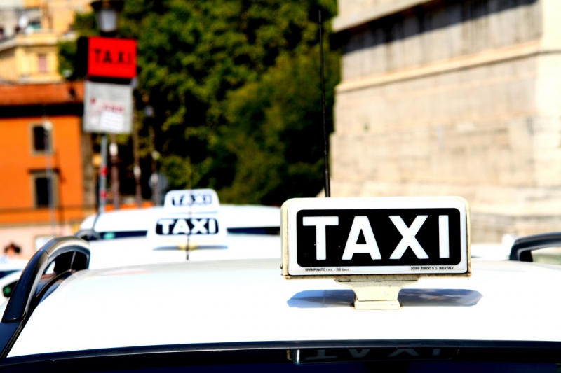 taxis-SEILLONS SOURCE D ARGENS-min_taxi_auto_rome_road_white-1051610